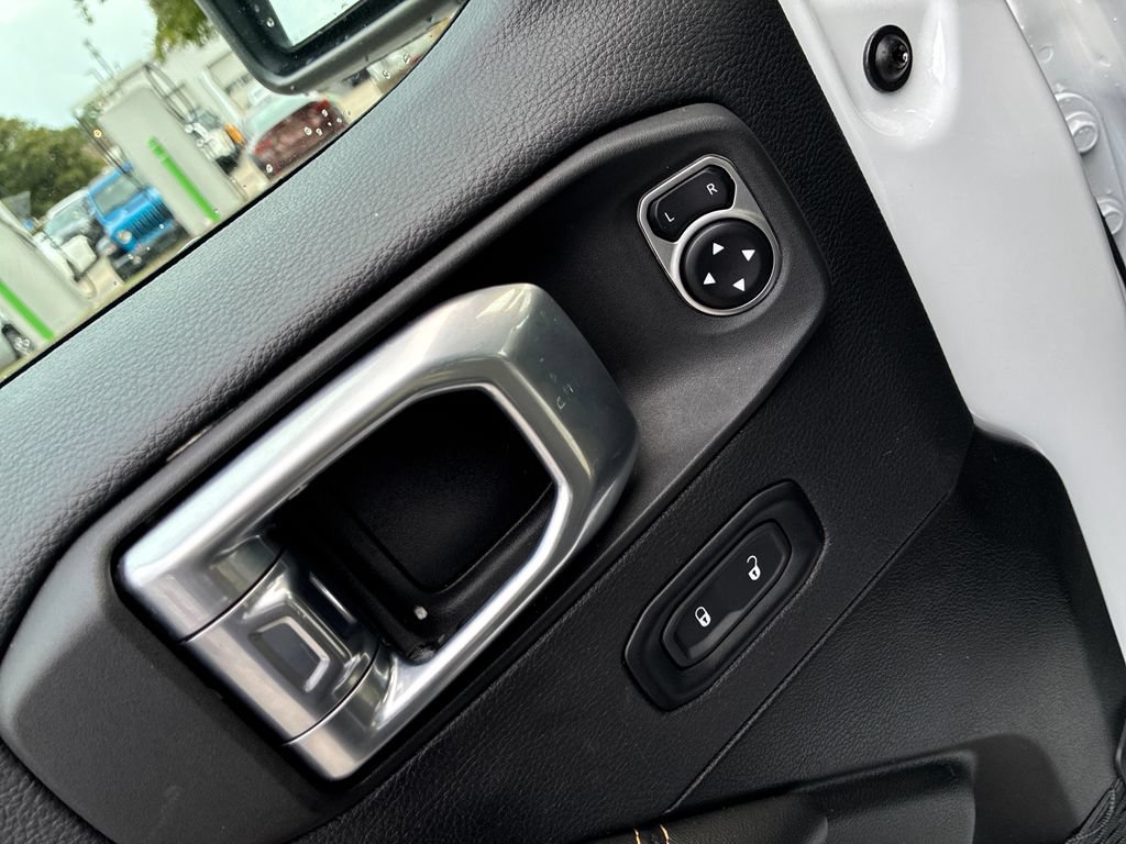 Used 2025 Jeep Wrangler Unlimited Sahara AWD/4WD image 17