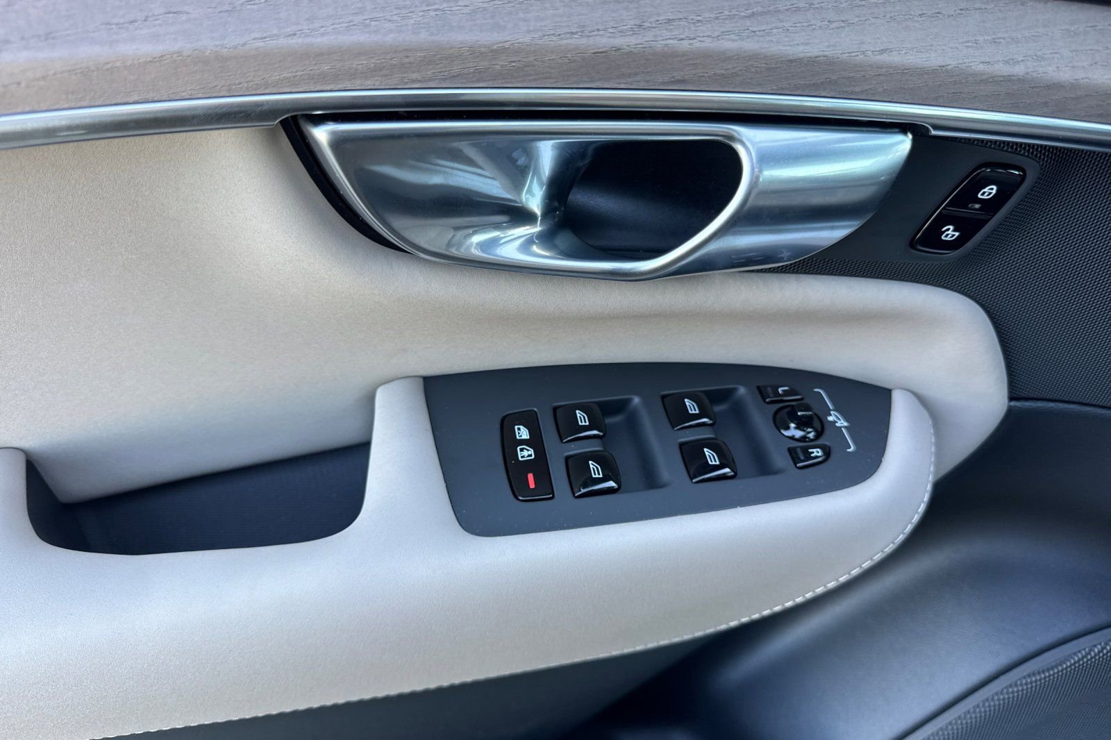 New 2026 Volvo XC90 B6 Plus w/ Protection Package Premier image 14