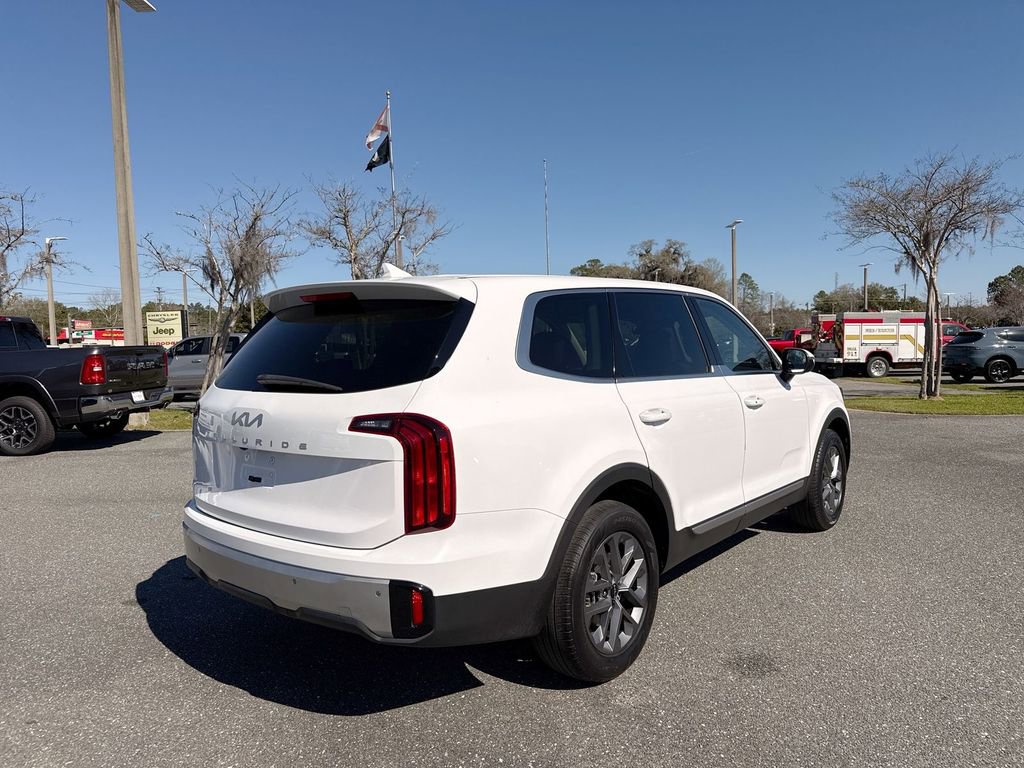 Used 2024 Kia Telluride LX image 3