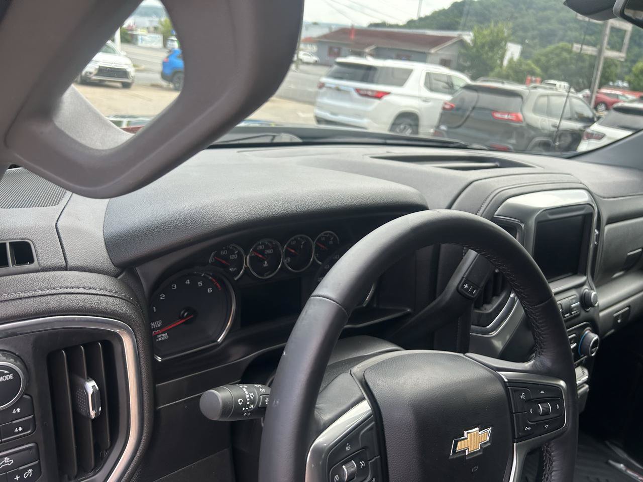 Used 2022 Chevrolet Silverado 1500 LT AWD/4WD image 17