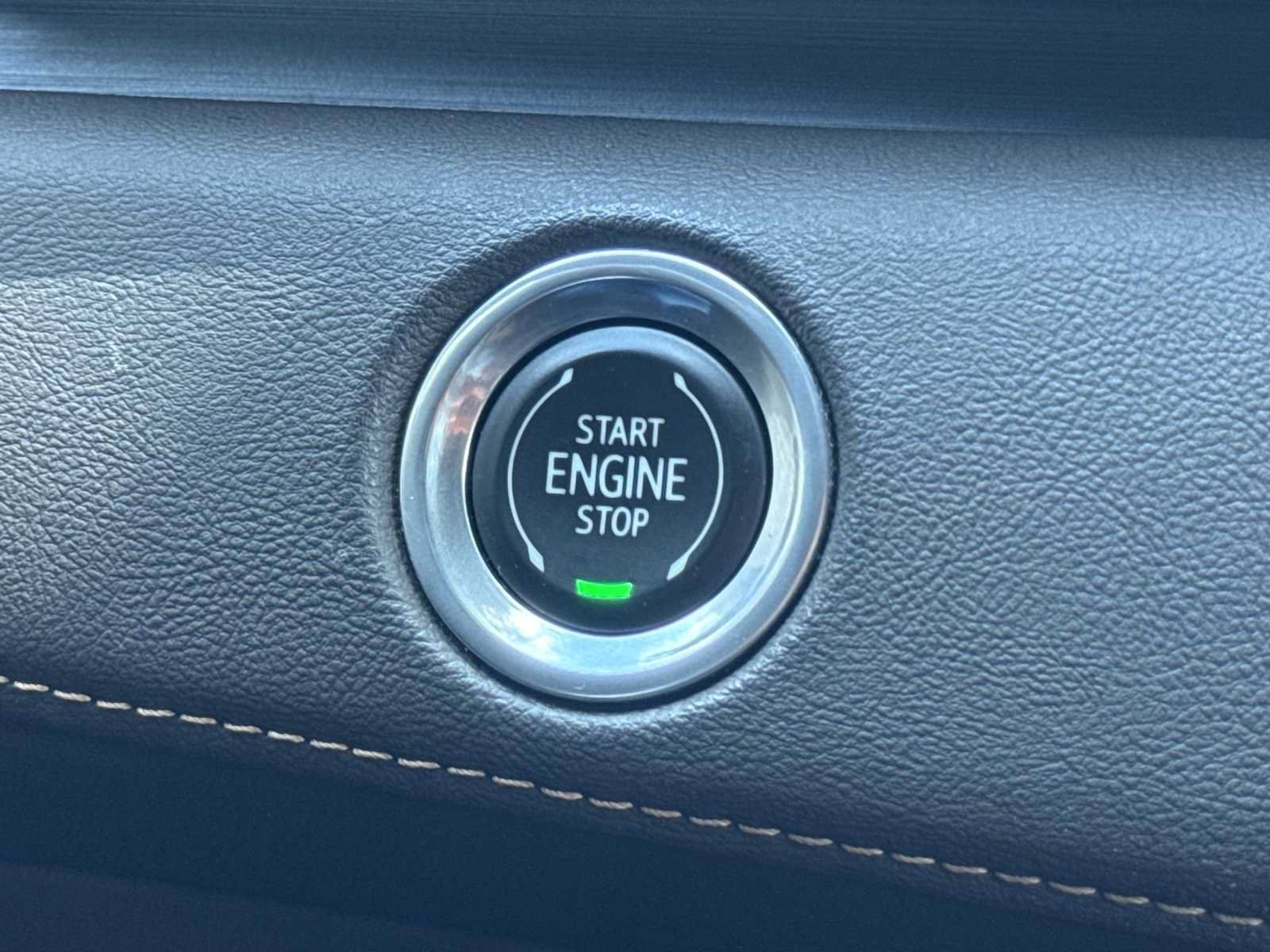 Used 2022 Cadillac Escalade Premium Luxury w/ Performance Package AWD/4WD image 17