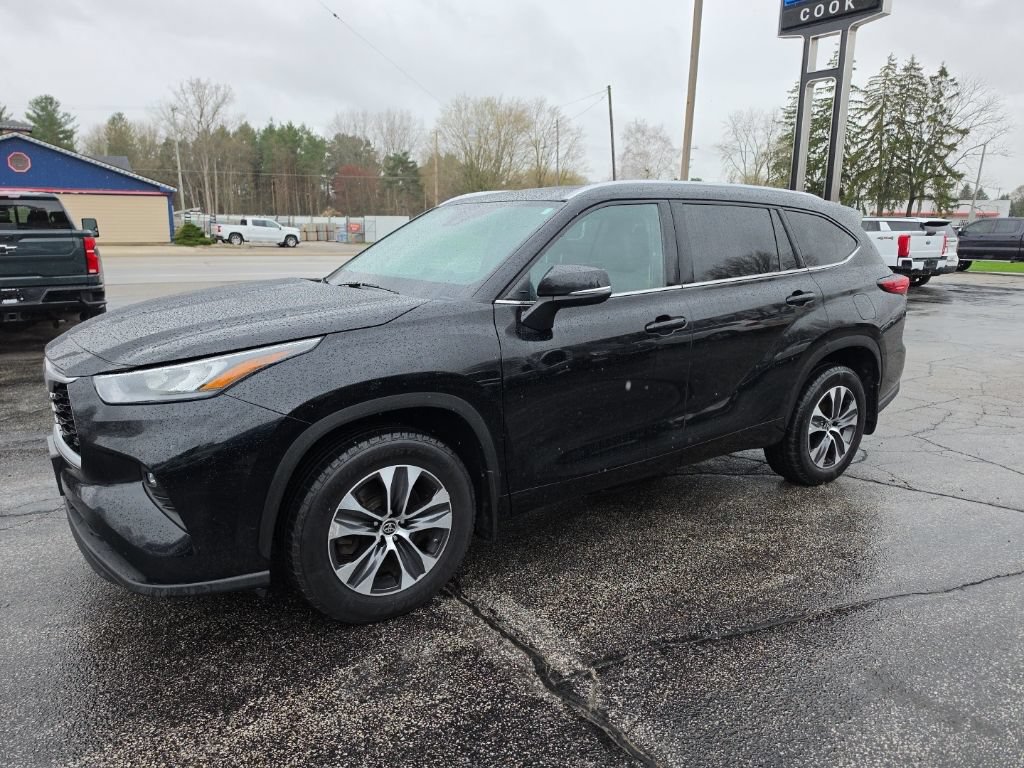 Used 2020 Toyota Highlander XLE AWD/4WD image 3