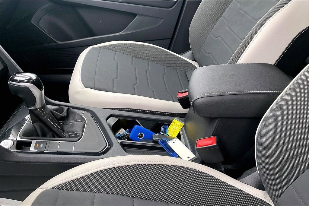 Used 2025 Volkswagen Taos SE image 21