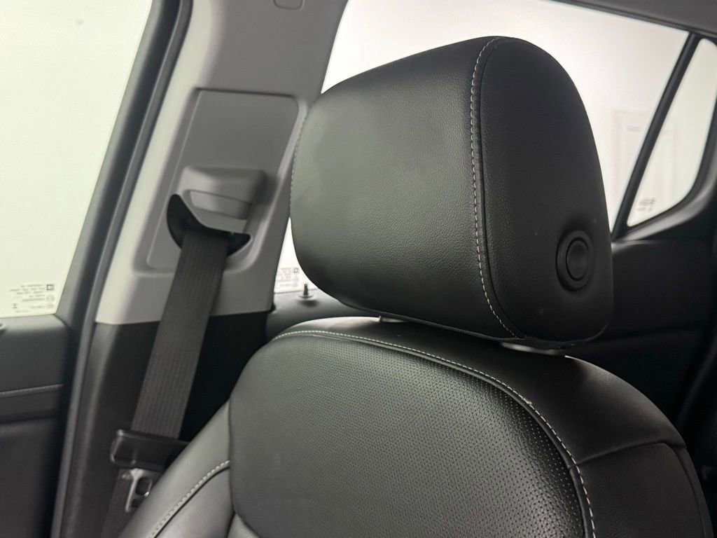 Used 2023 GMC Acadia SLT image 46