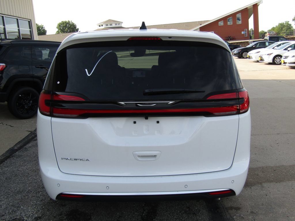 New 2027 Chrysler Pacifica Select FWD image 4