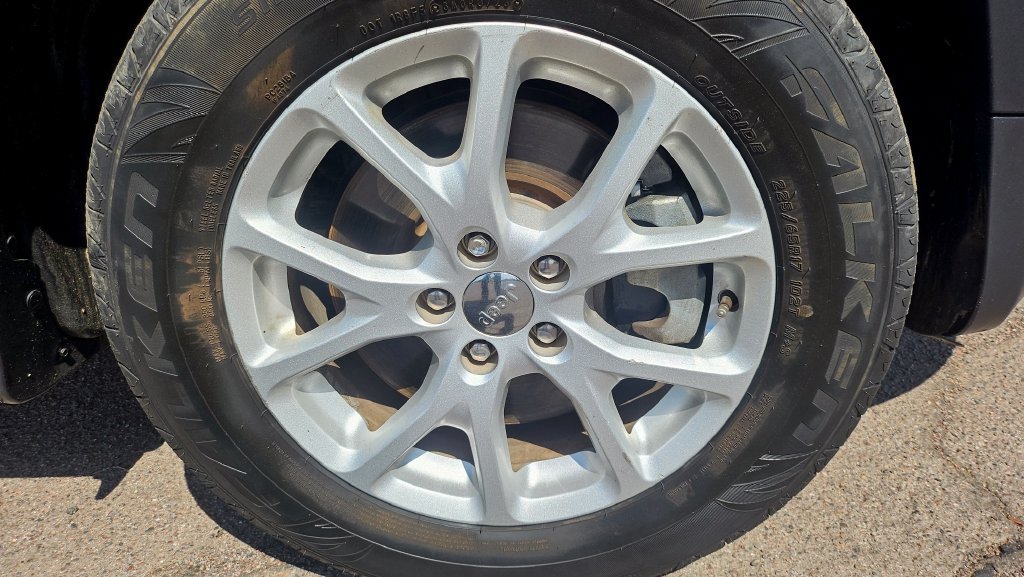 Used 2015 Jeep Cherokee Latitude AWD/4WD image 16