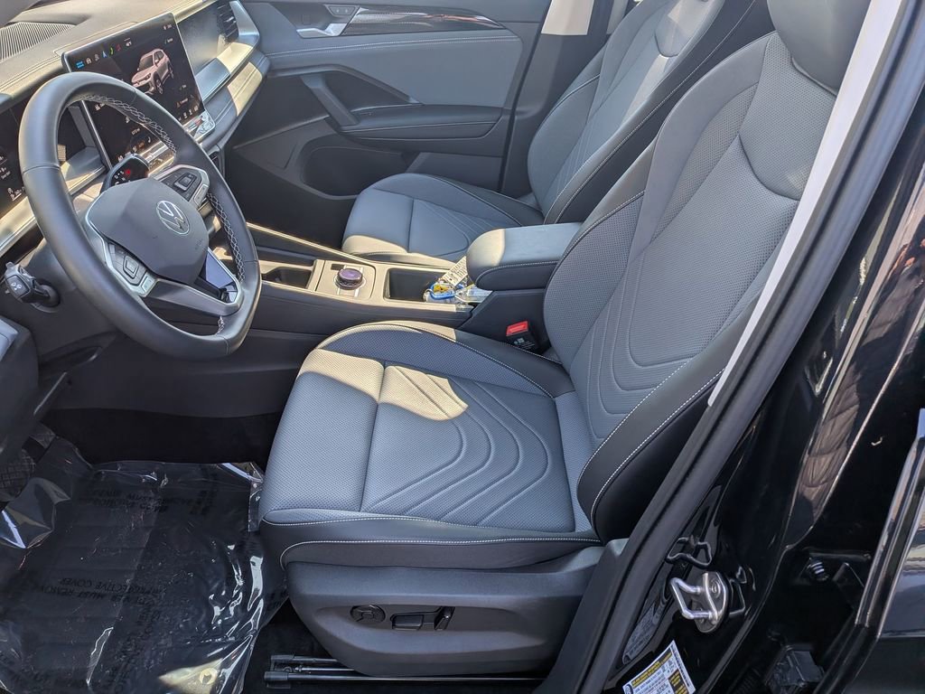 Used 2025 Volkswagen Tiguan SE w/ Panoramic Sunroof Package AWD/4WD image 11