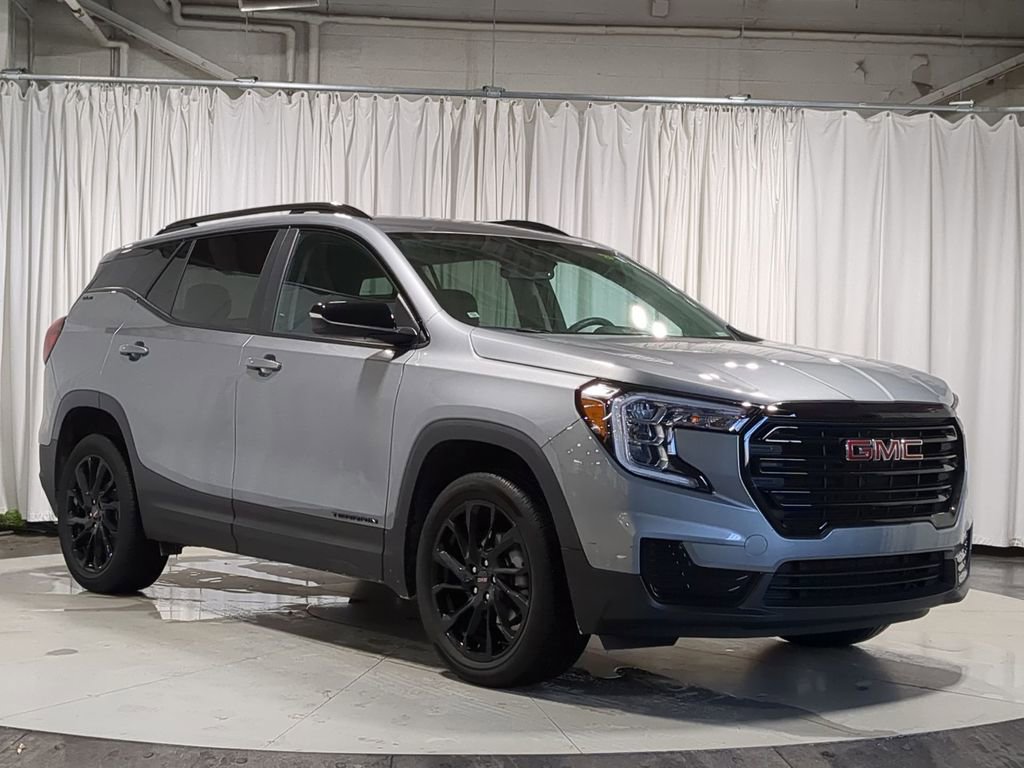 Used 2023 GMC Terrain SLE w/ Driver Convenience Package image 16