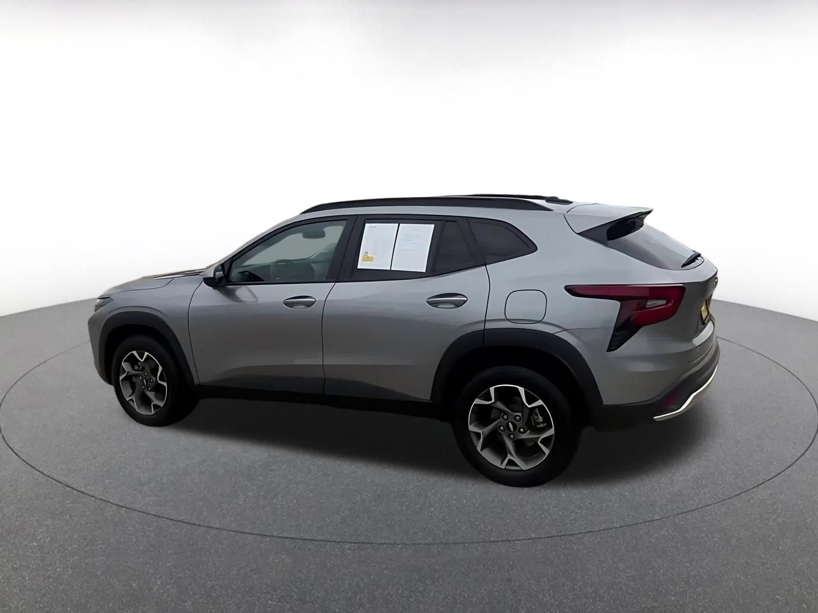 Used 2025 Chevrolet Trax LT w/ LT Convenience Package FWD image 8