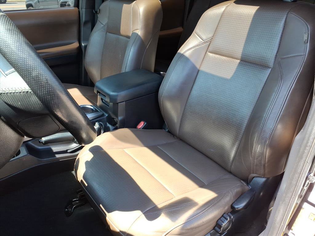 Used 2016 Toyota Tacoma Limited w/ Towing Package image 17