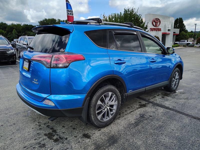 Used 2018 Toyota RAV4 XLE AWD/4WD image 6