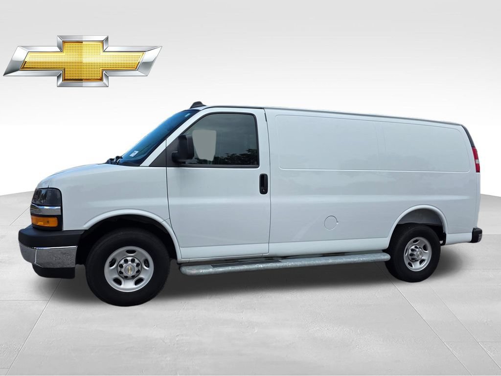 Used 2025 Chevrolet Express 2500 w/ Driver Convenience Package RWD image 3