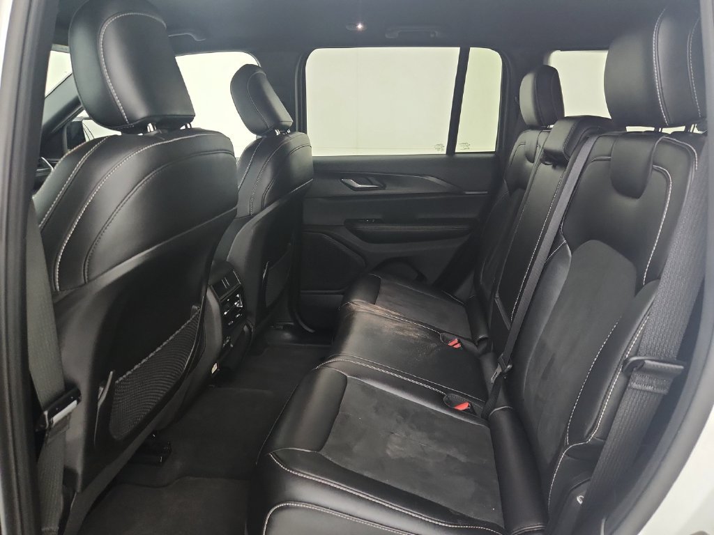 Certified 2025 Jeep Grand Cherokee Altitude AWD/4WD image 33