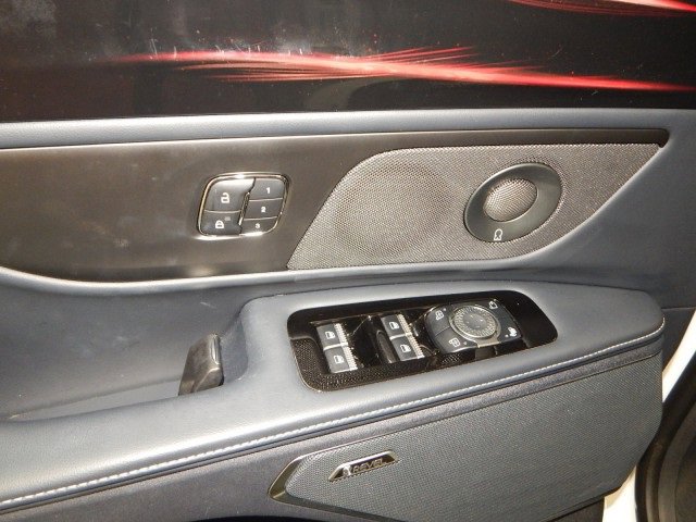 Used 2024 Lincoln Nautilus Reserve w/ Equipment Group 202A image 13