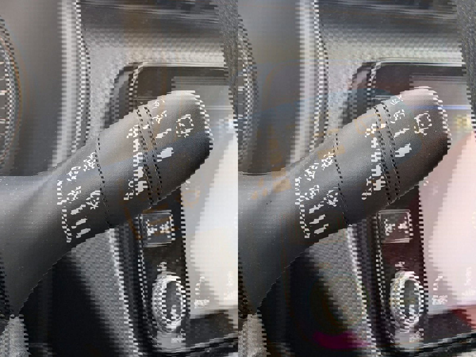 Used 2024 Nissan Kicks SV image 43