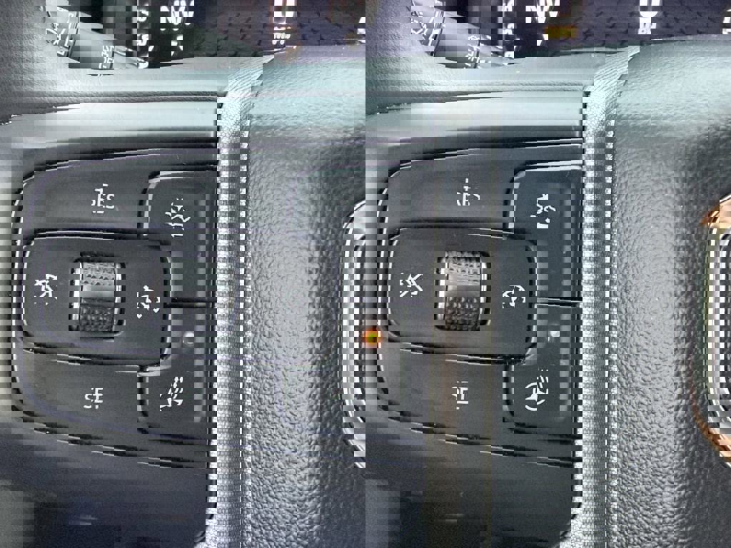 Used 2023 GMC Yukon SLT w/ SLT Luxury Package image 34