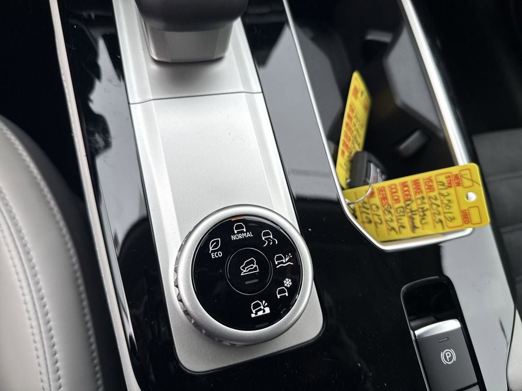 New 2025 Mitsubishi Outlander SE image 34
