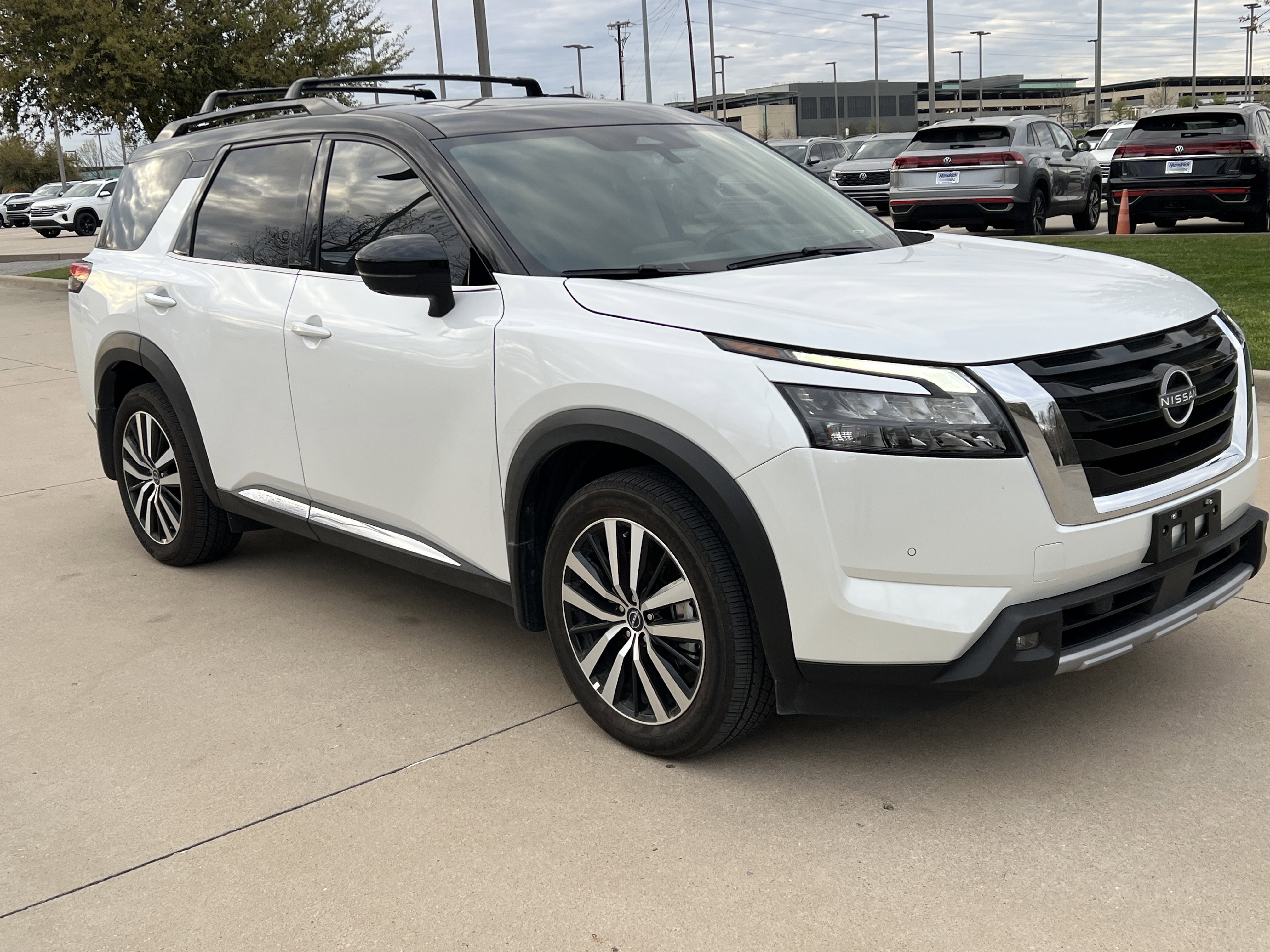 Used 2025 Nissan Pathfinder Platinum image 2
