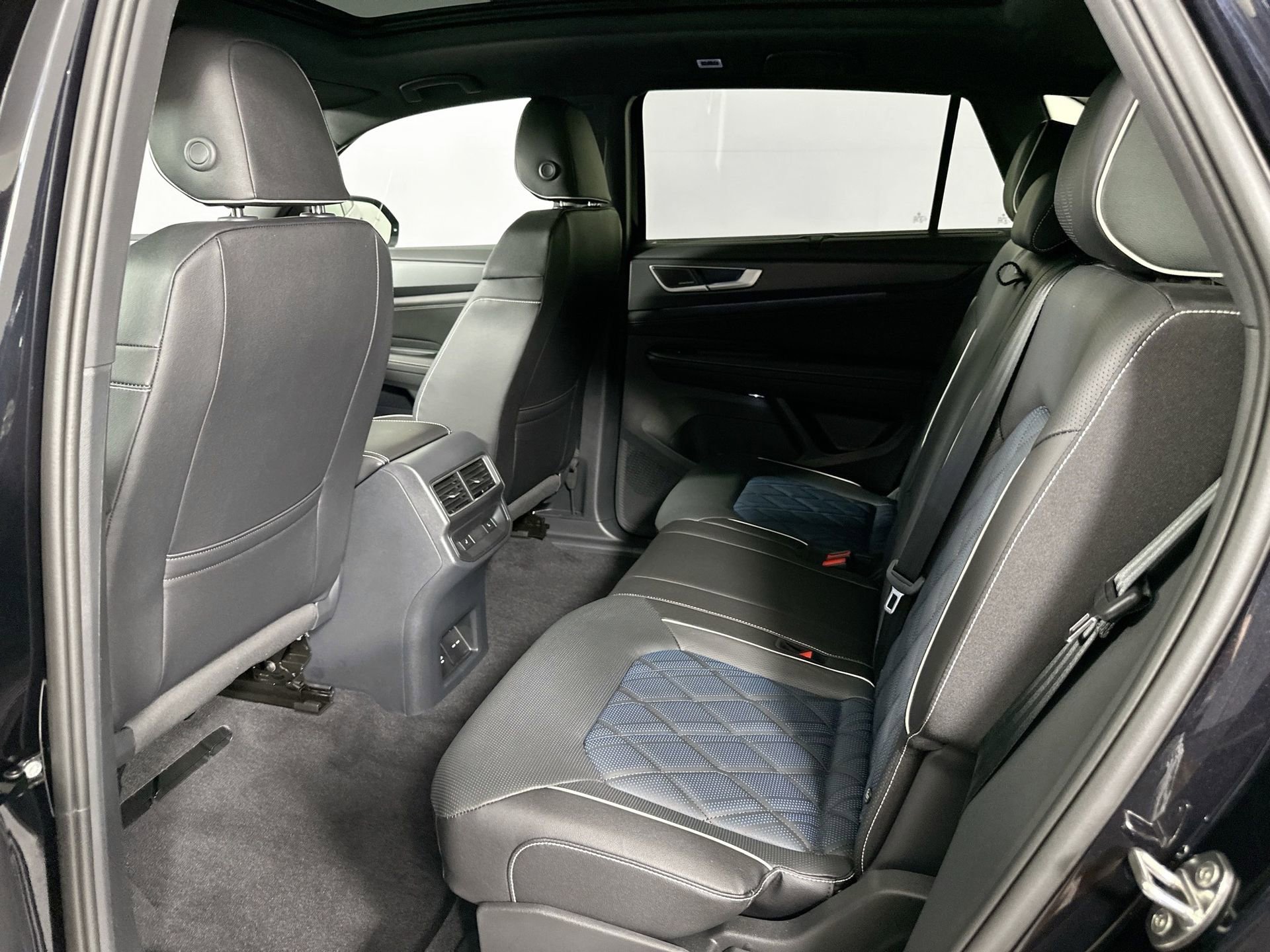 New 2026 Volkswagen Atlas Cross Sport SEL Premium R-Line image 23