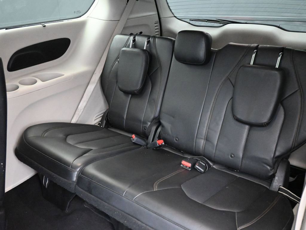 Used 2019 Chrysler Pacifica Touring-L image 13