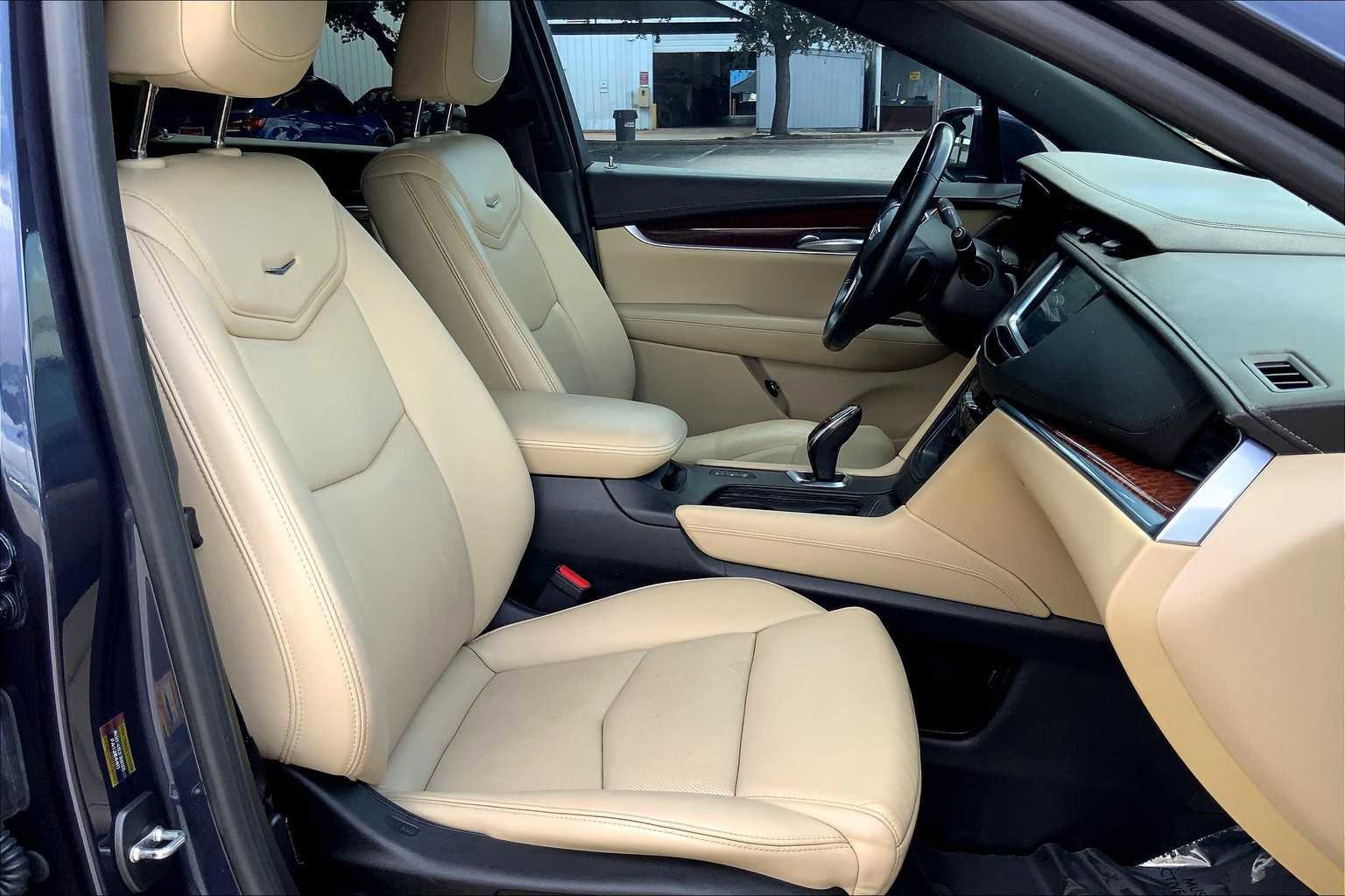 Used 2018 Cadillac XT5 Luxury w/ Driver Awareness Package image 16