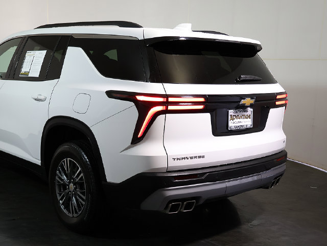 Used 2024 Chevrolet Traverse LT FWD image 11