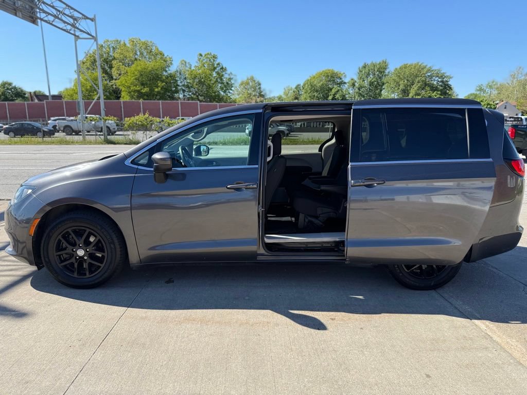Used 2017 Chrysler Pacifica Touring FWD image 13