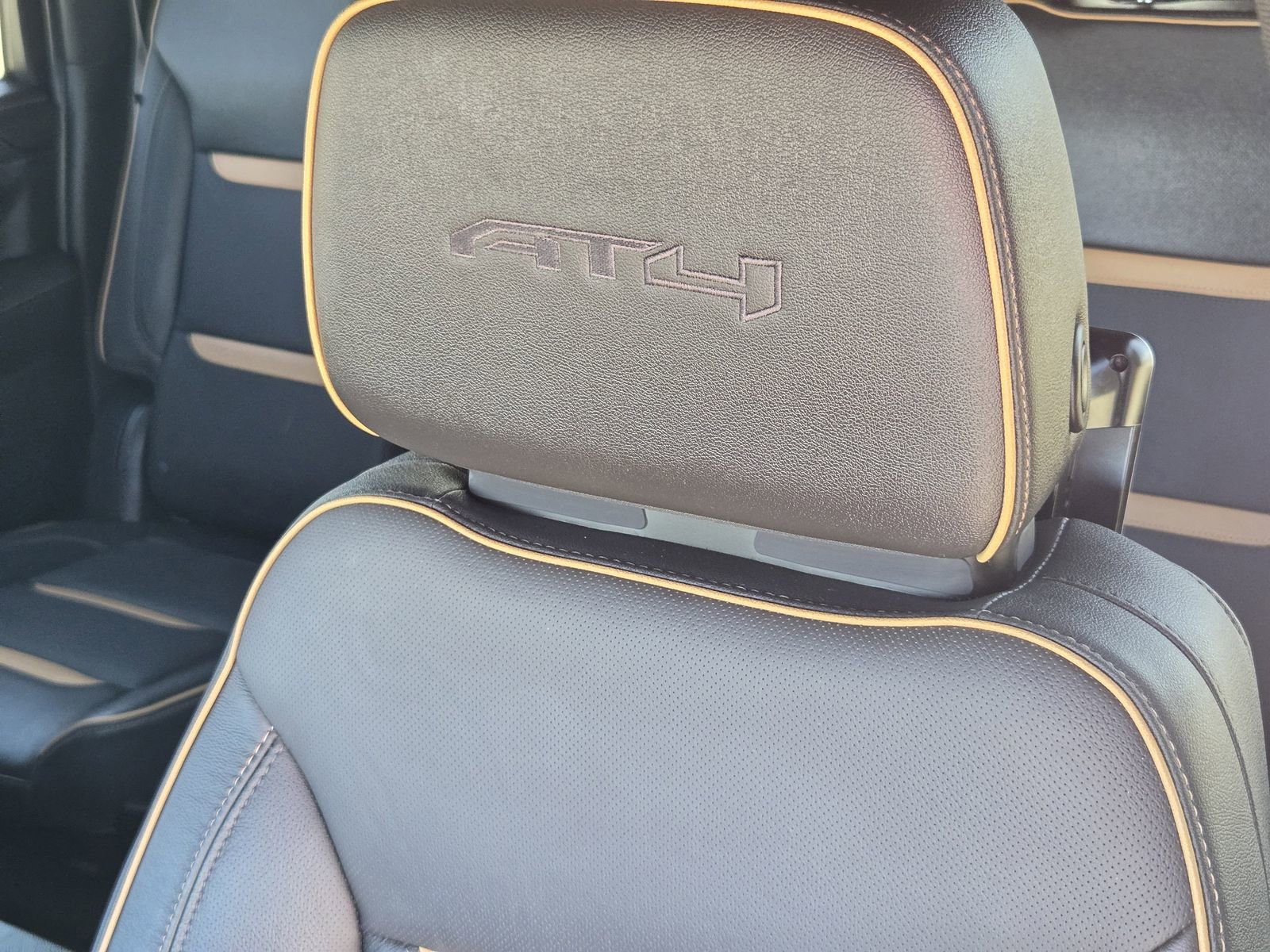 Used 2023 GMC Yukon XL AT4 w/ Technology Package image 18