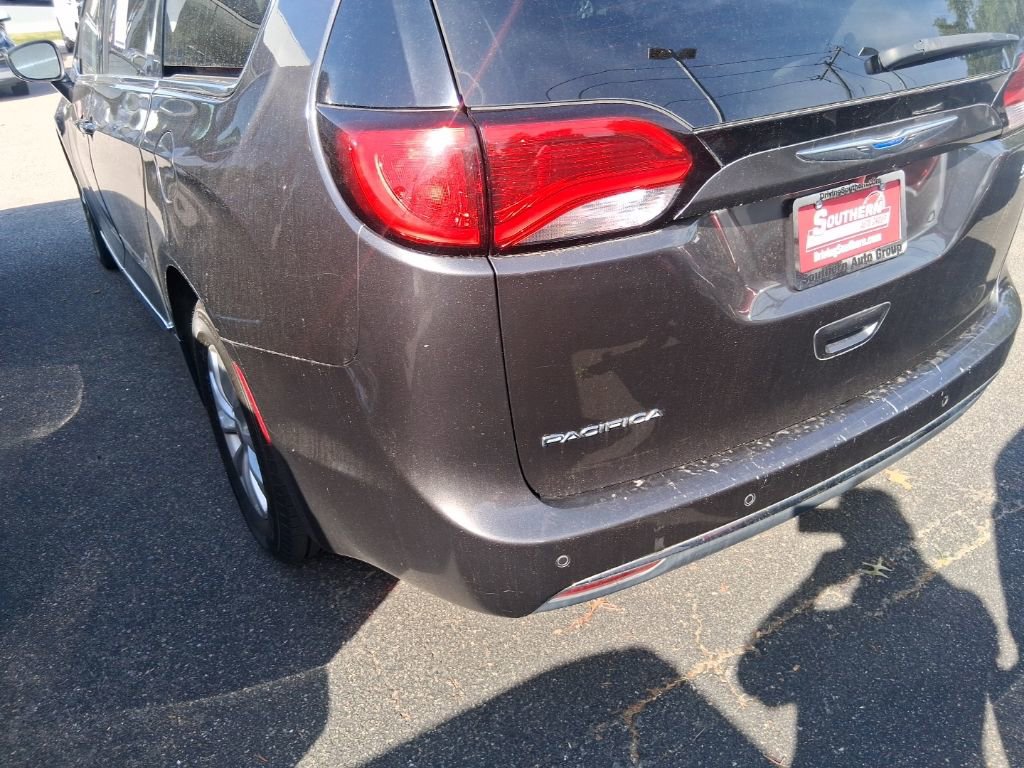Used 2018 Chrysler Pacifica Touring-L FWD image 7