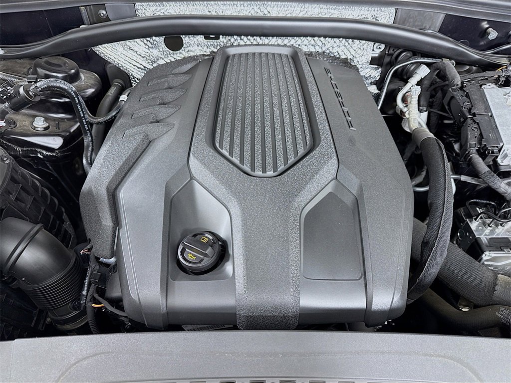 Used 2025 Porsche Macan image 32