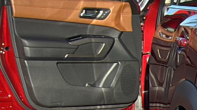 Used 2025 Nissan Pathfinder Platinum w/ Cargo Package image 23