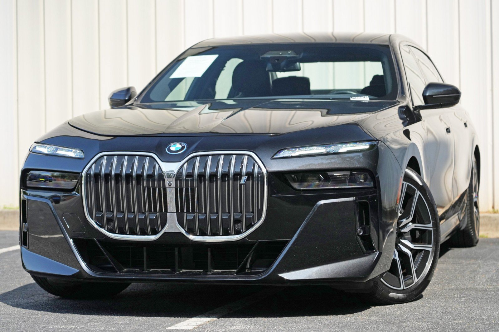 Used 2023 BMW i7 xDrive60 w/ Executive Package 2 AWD/4WD image 3