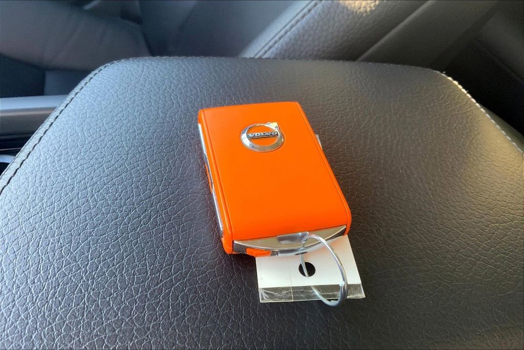 Used 2022 Volvo V60 T5 Cross Country image 15