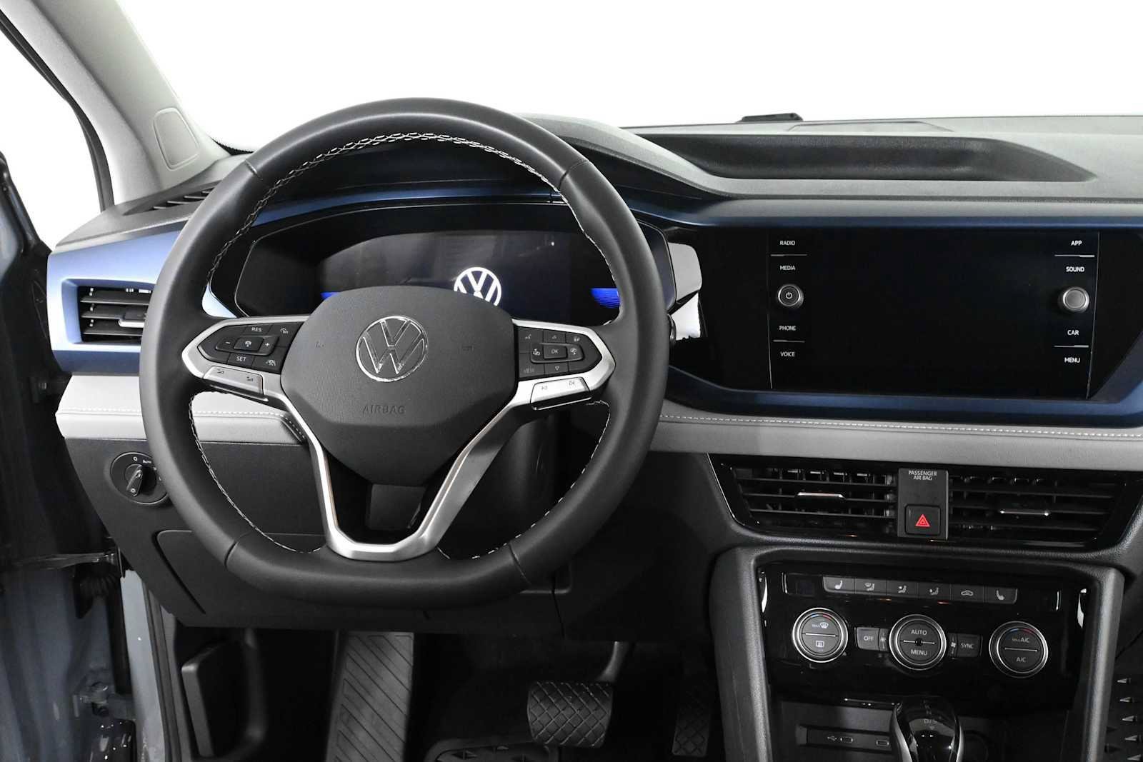 Certified 2024 Volkswagen Taos SE FWD image 3