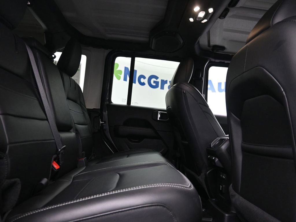 Used 2023 Jeep Wrangler Unlimited Sahara image 9