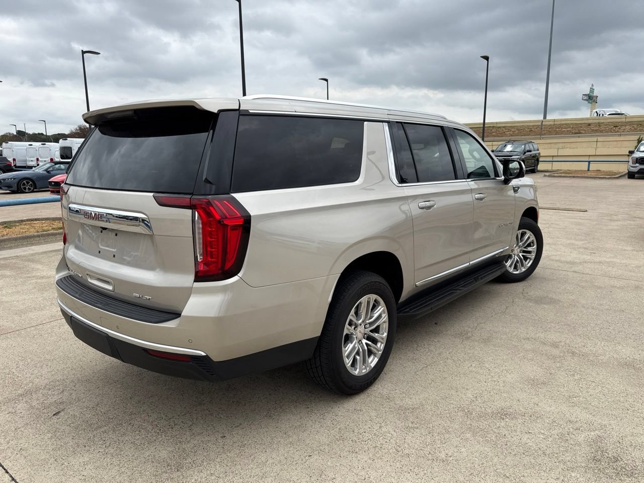 Used 2023 GMC Yukon XL SLT w/ SLT Luxury Package AWD/4WD image 11
