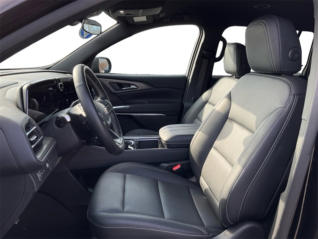 Used 2025 Chevrolet Traverse LT image 23