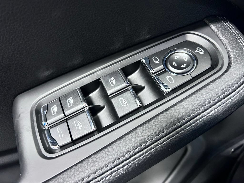 Certified 2026 Porsche Macan AWD/4WD image 9