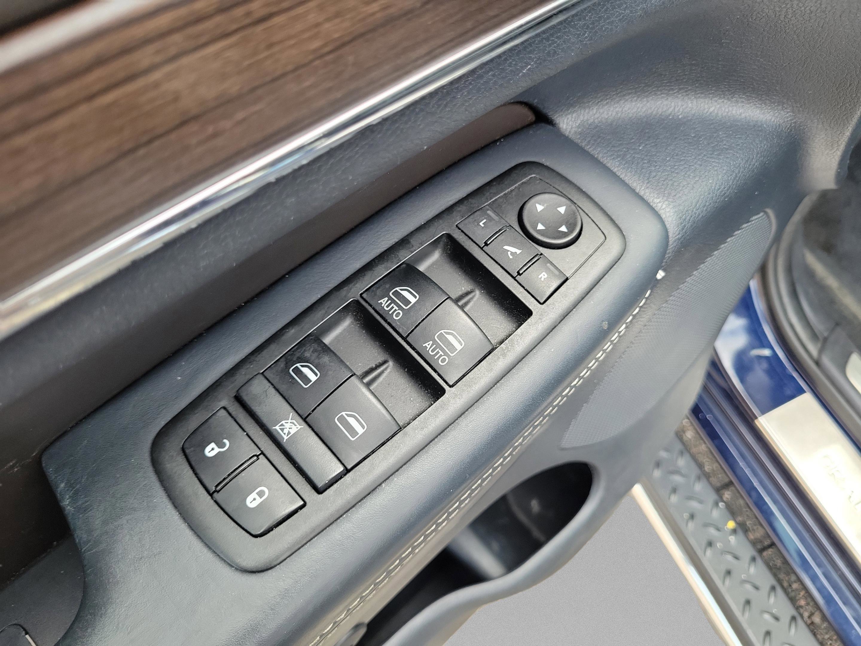 Used 2014 Jeep Grand Cherokee Overland w/ Advanced Technology Group RWD image 23