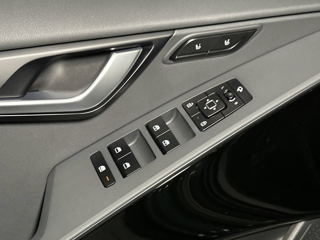 New 2026 Kia Niro SX Touring FWD image 16