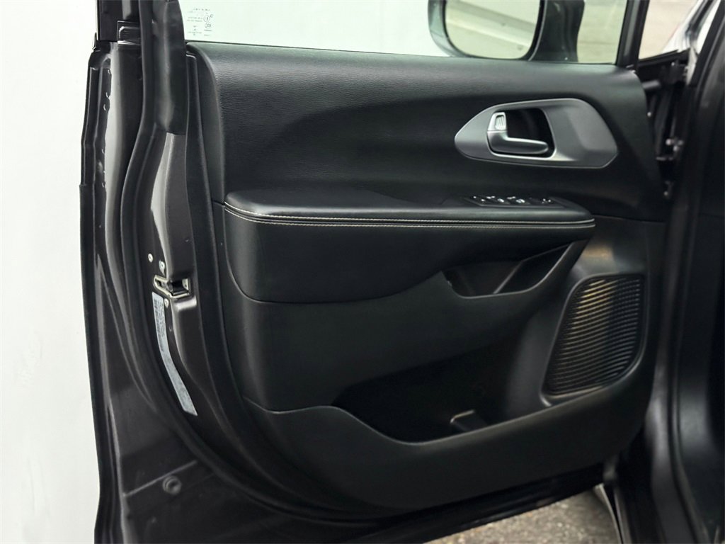 Used 2020 Chrysler Pacifica Touring-L w/ S Appearance Package image 10