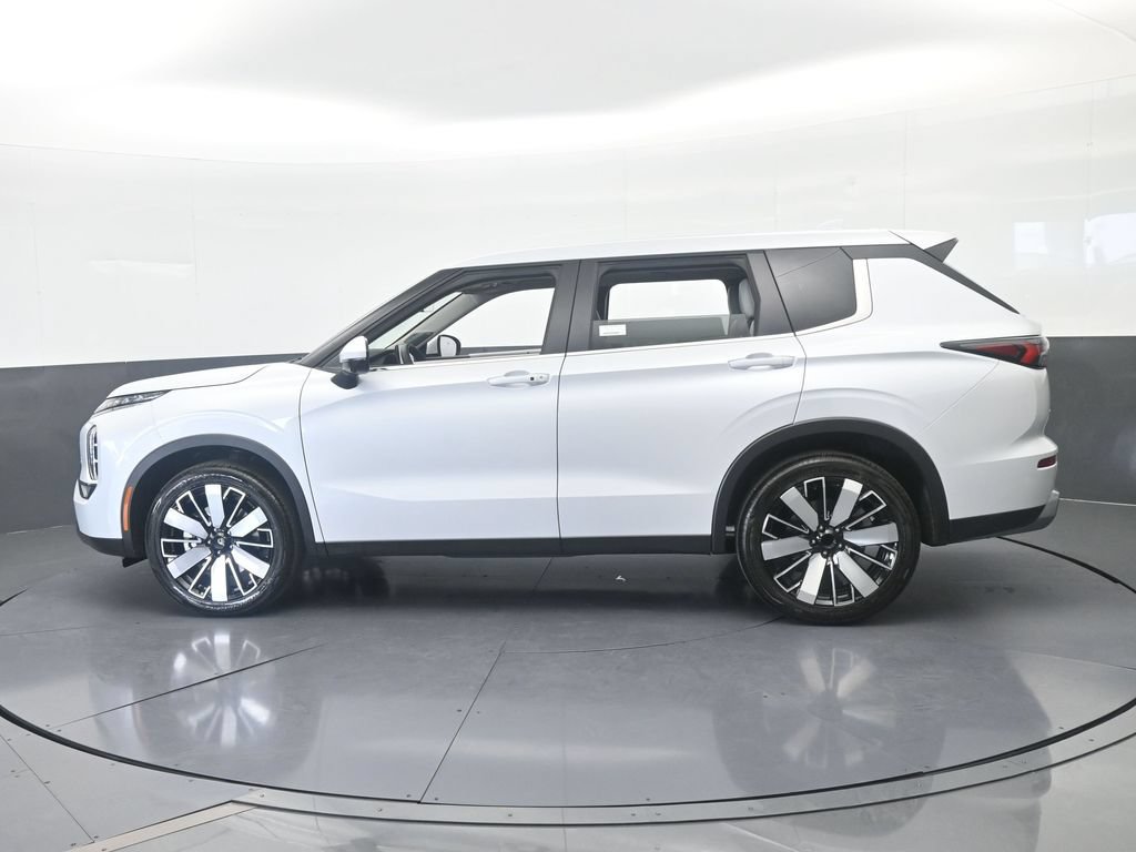 New 2026 Mitsubishi Outlander SE FWD image 3