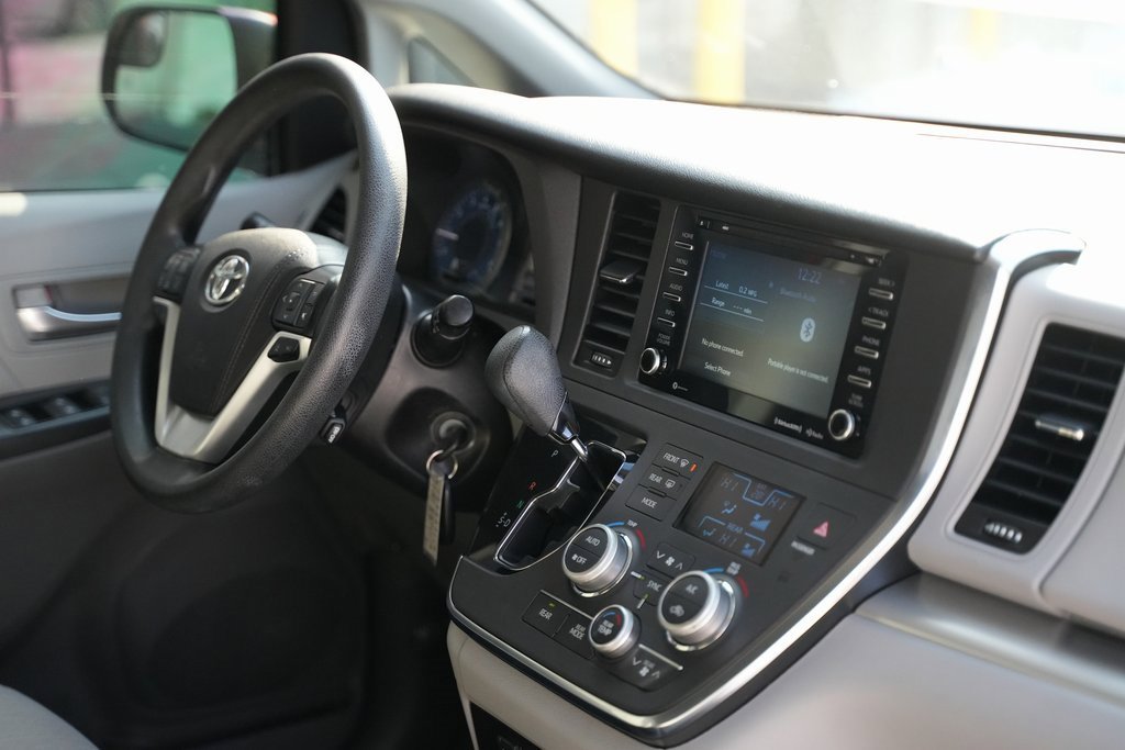 Used 2018 Toyota Sienna LE image 19
