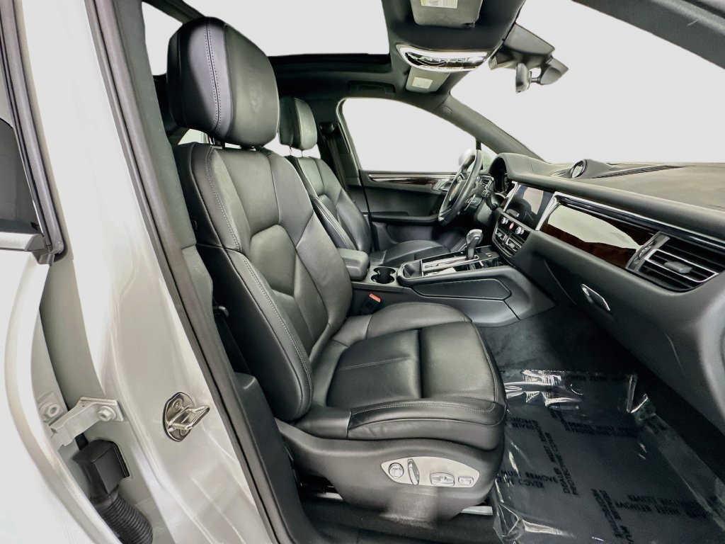 Certified 2024 Porsche Macan AWD/4WD image 30