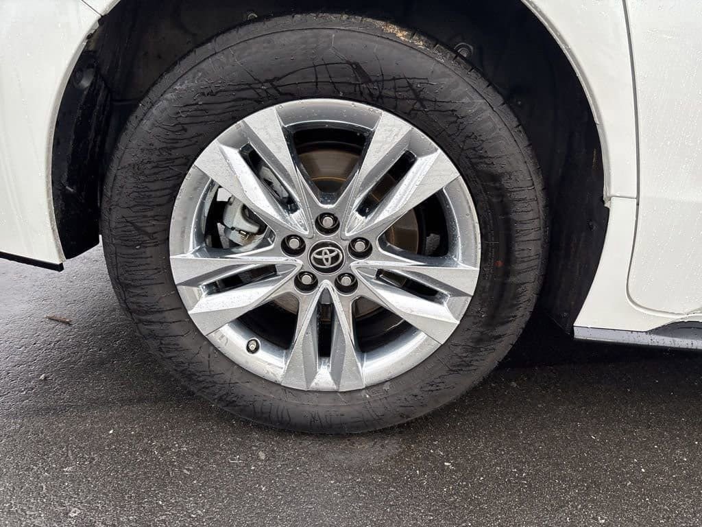 Used 2025 Toyota Sienna Limited image 13