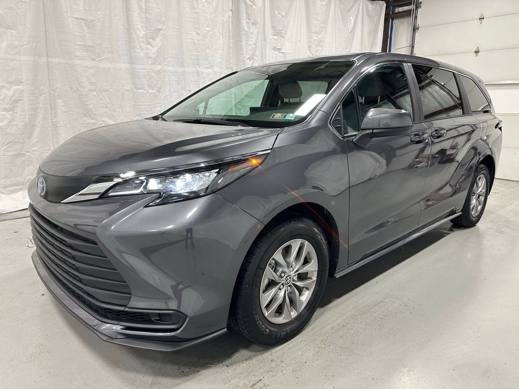 Used 2025 Toyota Sienna LE image 3