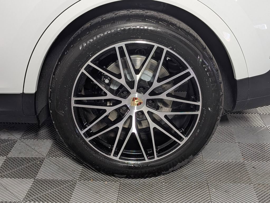 Certified 2025 Porsche Cayenne Coupe image 12