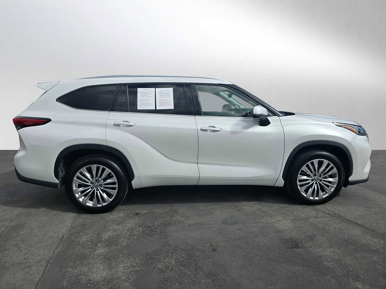Used 2023 Toyota Highlander Platinum image 8