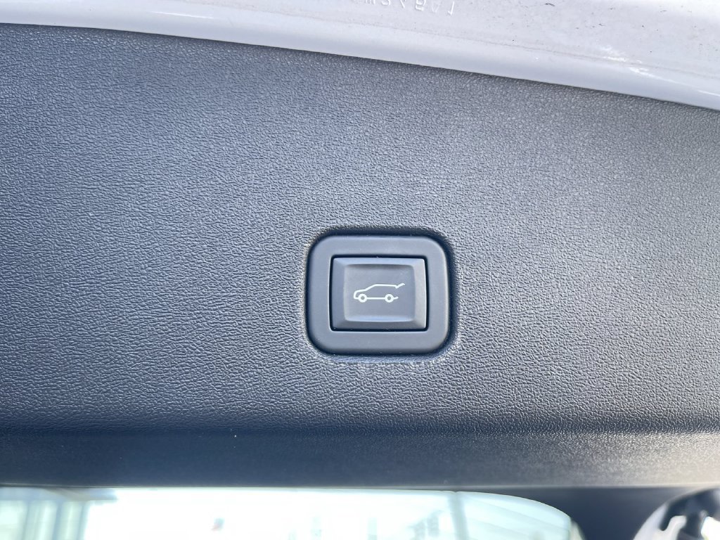Certified 2025 Cadillac Optiq Luxury 2 w/ LPO, Floor Liner Package AWD/4WD image 17