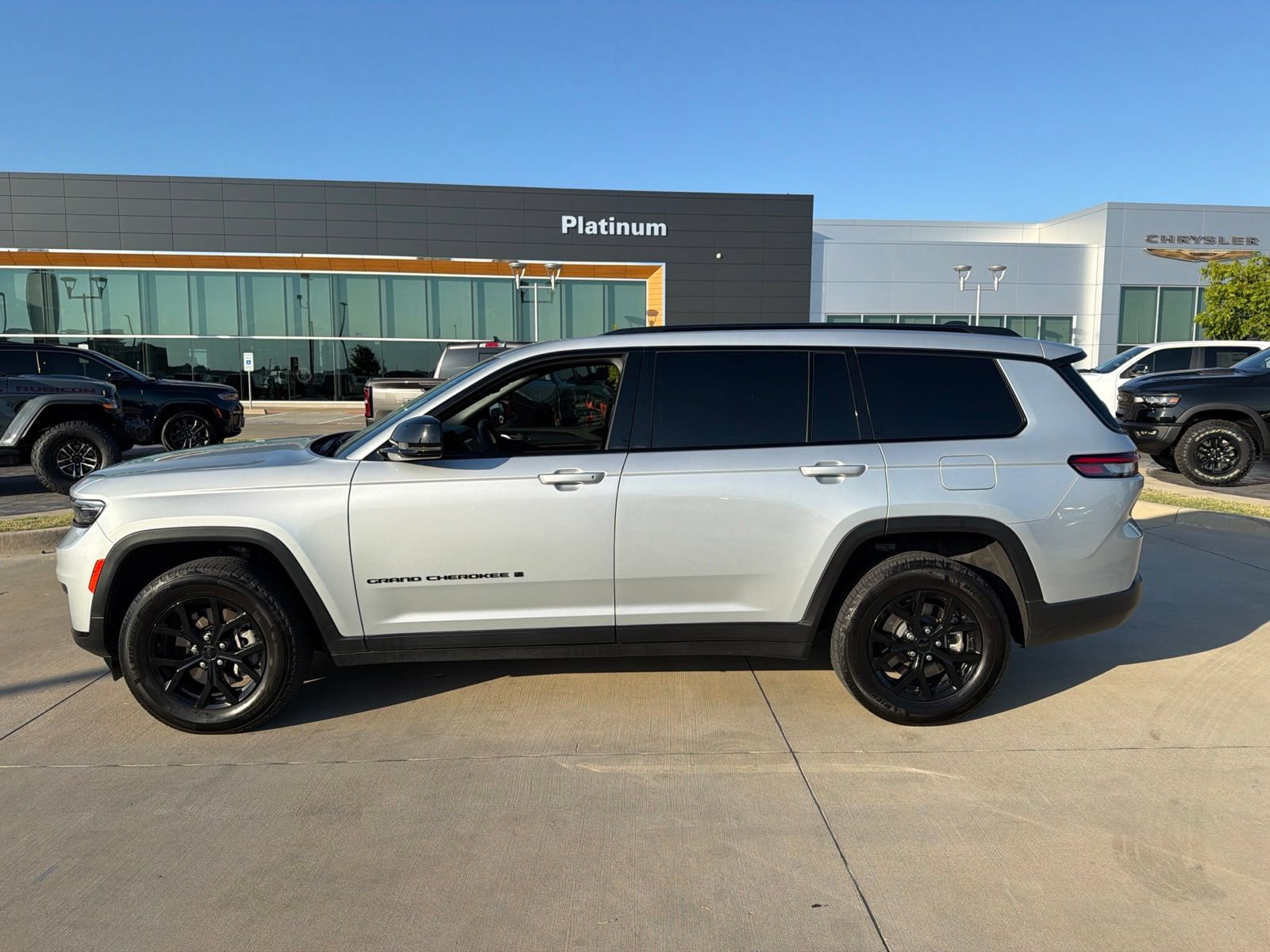 Used 2024 Jeep Grand Cherokee L Altitude AWD/4WD image 2